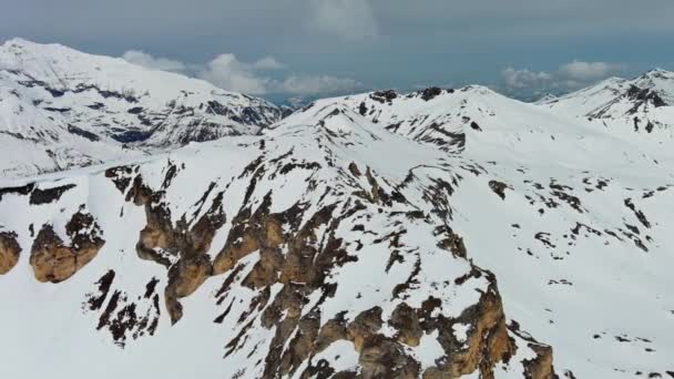 Antena Wokół Widoku Góry Śniegu Krajobraz Chmurami Alpy Austria — Wideo stockowe