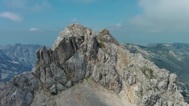Πετώντας Στα Βουνά Μπομπότοφ Κουκ Ανεβαίνει Στο Εθνικό Πάρκο Ντούρμιτορ — Αρχείο Βίντεο