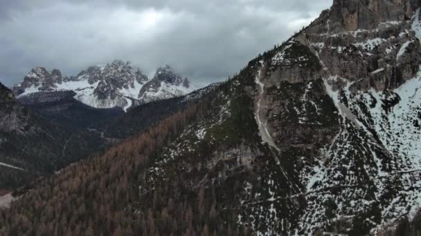 Luchtfoto Van Verbazingwekkende Rotsachtige Bergen Sneeuw Onder Humeurige Grijze Wolken — Stockvideo