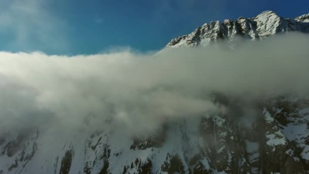 Vliegen Door Prachtige Witte Pluizige Wolken Tussen Hoge Rotsachtige Bergen — Stockvideo