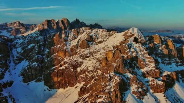 Αεροφωτογραφία Των Καταπληκτικών Βραχώδη Βουνά Στο Χιόνι Την Ανατολή Του — Αρχείο Βίντεο