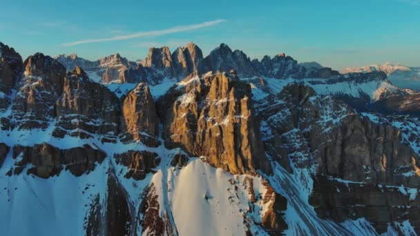 Luftaufnahme Von Atemberaubenden Felsigen Bergen Schnee Bei Sonnenaufgang Dolomiten Italien — Stockvideo