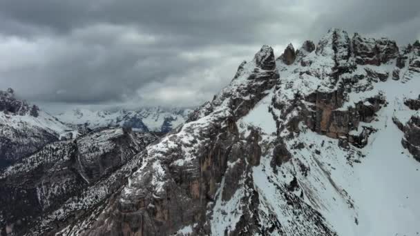 Widok Powietrza Niesamowite Skaliste Góry Śniegu Pod Humorzastymi Szarymi Chmurami — Wideo stockowe