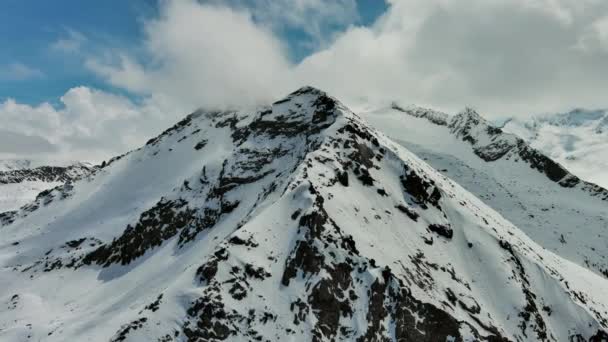 Luchtfoto Rondom Uitzicht Sneeuw Bergketen Landschap Met Wolken Alpen Oostenrijk — Stockvideo