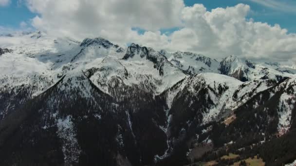 Luchtfoto Van Besneeuwde Bergen Wolken Oostenrijkse Alpen Oostenrijk — Stockvideo