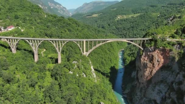 Flygfoto Lutning Djurdjevica Bågbro Över Tara Floden Norra Montenegro — Stockvideo