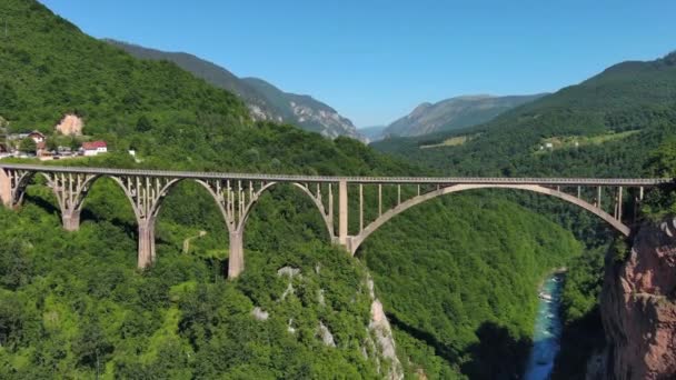 Luftaufnahme Der Bogenbrücke Djurdjevica Über Die Tara Norden Montenegros — Stockvideo