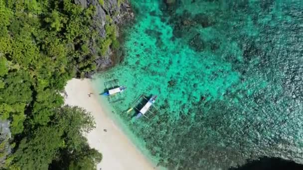 Vista Aérea Isla Tropical Filipinas Playa Arena Blanca Rocas Acantilados — Vídeos de Stock