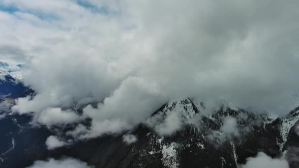 Vista Aérea Montanhas Cobertas Neve Nuvens Alpes Austríacos Áustria Panorama — Vídeo de Stock