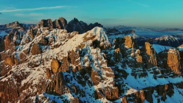 Luftaufnahme Von Atemberaubenden Felsigen Bergen Schnee Bei Sonnenaufgang Dolomiten Italien — Stockvideo