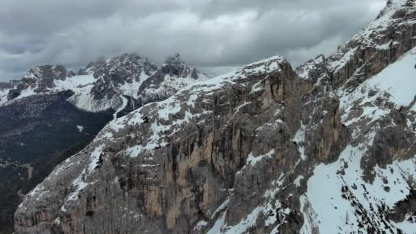Luchtfoto Rondom Uitzicht Verbazingwekkende Rotsachtige Bergen Sneeuw Onder Humeurige Grijze — Stockvideo