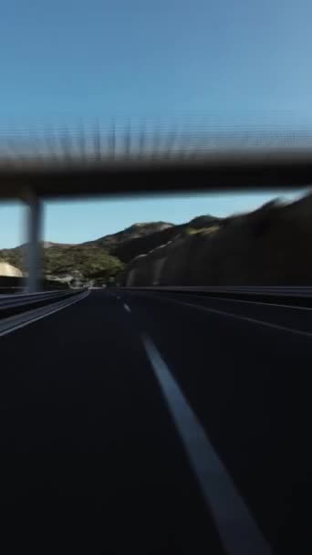 在阳光明媚的日子里 Pov高速汽车在高速公路上行驶 在隧道里飞驰而过 垂直录像 — 图库视频影像