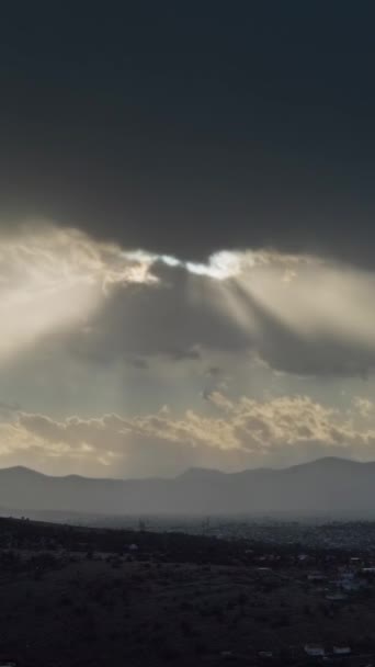 Timelapse Met Zonlicht Bewegende Zonnestralen Berglandschap Verticale Video — Stockvideo