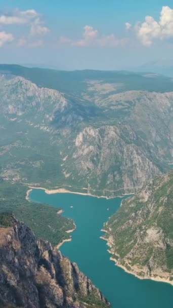 Flygfoto Över Vackra Piva Flod Kanjon Med Reservoar Piva Lake — Stockvideo