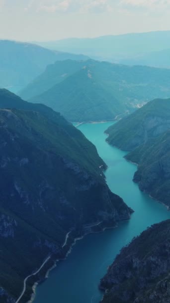 黑山美丽的皮瓦河峡谷与皮瓦湖 Pivsko Jezero 水库夏季景观的空中景观 自然旅行背景 垂直录像 — 图库视频影像
