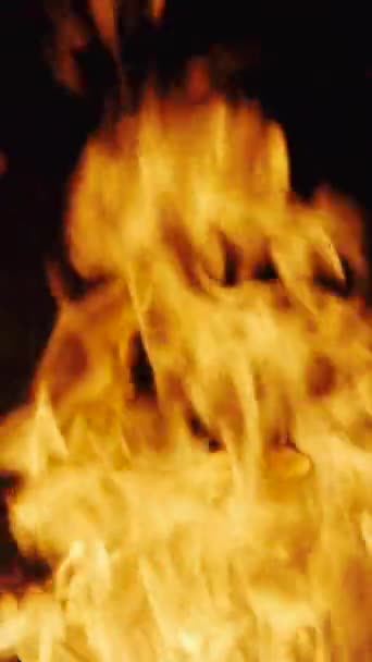 Karanlık Arka Planda Yanan Ateş Alevlerin Yavaş Çekimde Yaklaşması Dikey — Stok video