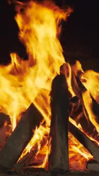 벽난로 슬로우 모션에서 불타는 클로즈업 비디오 — 비디오