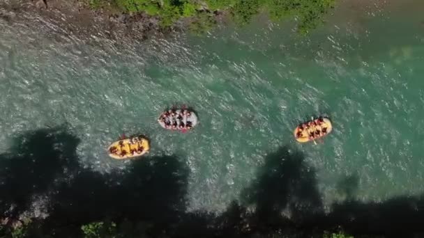 ターコイズ山の川の上のラフティングボートの空中最高の景色 モンテネグロのタラ川峡谷 — ストック動画
