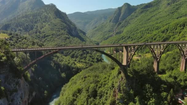 Vista Aérea Del Puente Del Arco Djurdjevica Sobre Río Tara — Vídeo de stock
