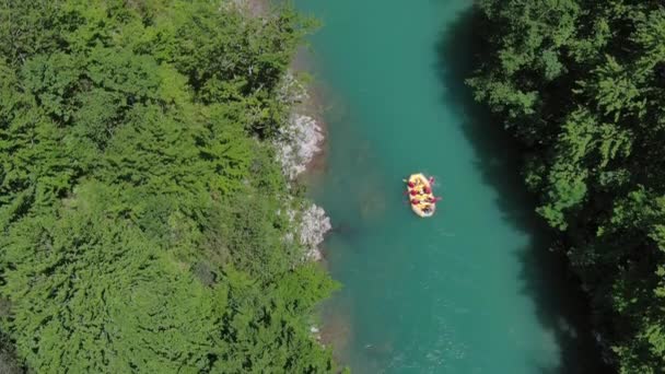 Vista Aérea Botes Rafting Río Montaña Turquesa Cañón Del Río — Vídeo de stock