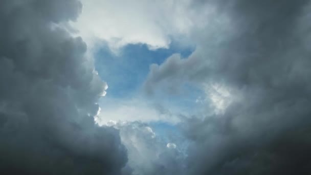 Nuages Orage Sombre Déplaçant Trou Avec Morceau Ciel Bleu Timelapse — Video