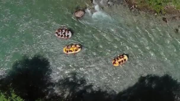 ターコイズ山の川の上のラフティングボートの空中最高の景色 モンテネグロのタラ川峡谷 — ストック動画