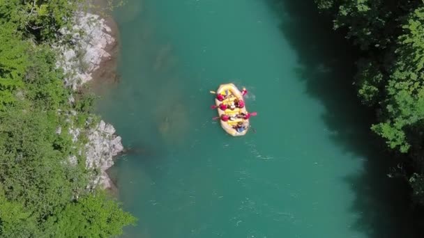 Widok Góry Rafting Łodzi Turkusowej Górskiej Rzece Kanion Rzeki Tara — Wideo stockowe