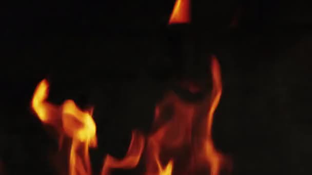 Brennendes Feuer Auf Dunklem Hintergrund Flammennahaufnahme — Stockvideo