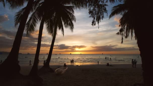 Siluetli Insanlar Deniz Kenarında Palmiyeler Boracay Adası Filipinler Tropikal Beyaz — Stok video