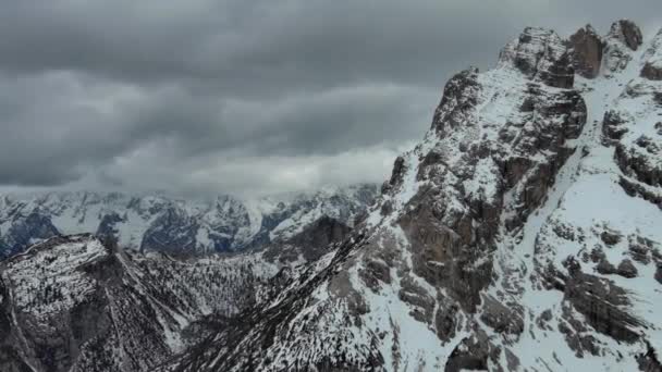 Vista Aérea Incríveis Montanhas Rochosas Neve Sob Nuvens Cinzentas Temperadas — Vídeo de Stock