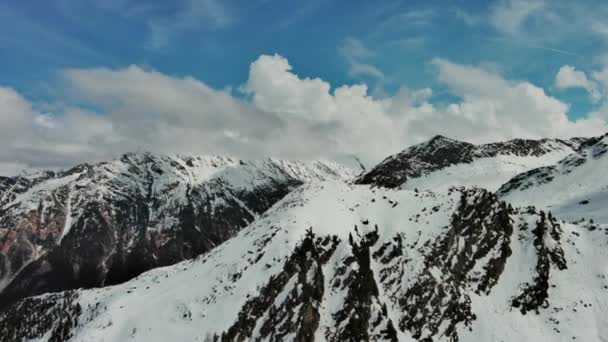 Повітряний Вид Сніговий Гірський Ландшафт Хмарами Альпи Австрія — стокове відео