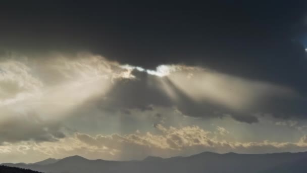 Timelapse Światłem Słonecznym Ruchomymi Promieniami Słońca Krajobrazem Górskim — Wideo stockowe