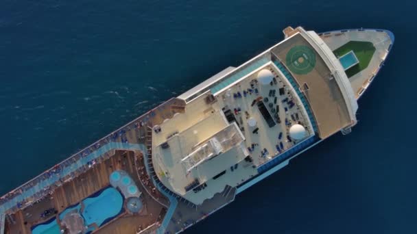 Żeglarstwo Duży Statek Wycieczkowy Widok Góry Przygoda Podróże — Wideo stockowe