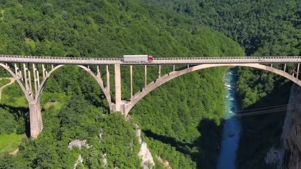 Flygfoto Djurdjevicas Bågbro Över Tarafloden Norra Montenegro — Stockvideo