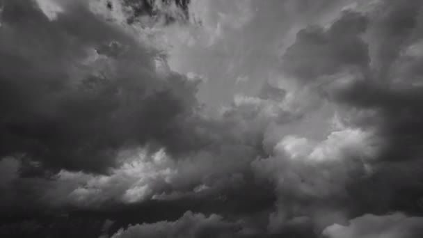Грозовые Тучи Много Молний Время Грозы Драматические Облака Движутся Быстро — стоковое видео