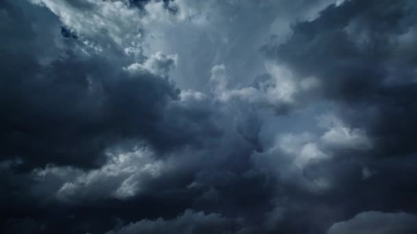 Stormwolken Veel Bliksem Tijdens Een Onweersbui Dramatische Wolken Bewegen Snel — Stockvideo