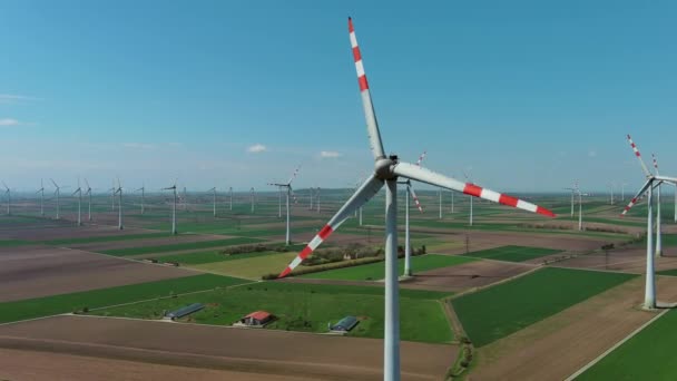 Luchtfoto Rondom Zicht Windturbines Landbouwvelden Windmolens Turbines Die Elektriciteit Opwekken — Stockvideo