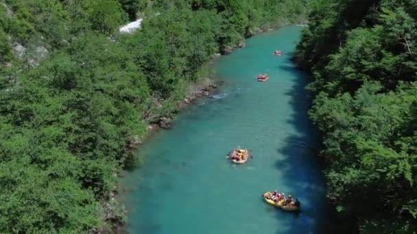 Vista Aérea Barcos Rafting Rio Montanha Azul Turquesa Canyon Rio — Vídeo de Stock