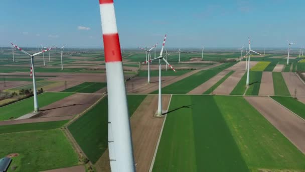 从空中俯瞰风力涡轮机和农田 风力涡轮机发电 绿色能源 — 图库视频影像