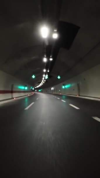 高速道路のトンネルで運転するPov高速車 バーティカルビデオ — ストック動画