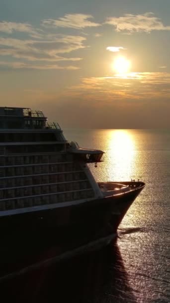 Luftaufnahme Des Kreuzfahrtschiffes Bei Sonnenuntergang Landschaft Mit Kreuzfahrtschiff Auf Der — Stockvideo