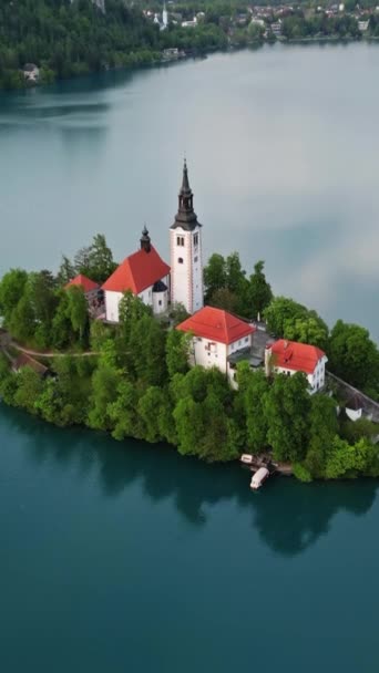 Αεροφωτογραφία Της Λίμνης Bled Προσκύνημα Εκκλησία Της Κοιμήσεως Της Θεοτόκου — Αρχείο Βίντεο