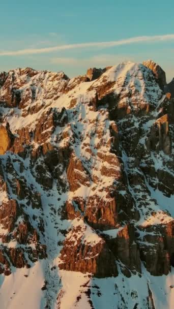Luchtfoto Van Verbazingwekkende Rotsachtige Bergen Sneeuw Bij Zonsopgang Dolomieten Italië — Stockvideo