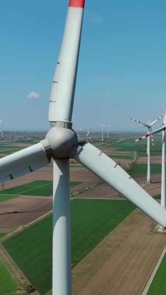 Flygfoto Över Vindkraftverk Och Jordbruksfält Vindkraftverk Turbiner Som Genererar Grön — Stockvideo