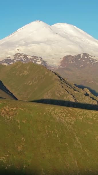 ロシア 北コーカサス山脈の日の出にエルブロス山の空中観測 バーティカルビデオ — ストック動画