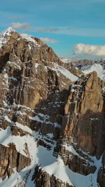 Vista Aérea Incríveis Montanhas Rochosas Neve Pôr Sol Dolomitas Itália — Vídeo de Stock