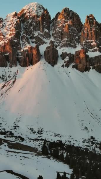 Αεροφωτογραφία Των Καταπληκτικών Βραχωδών Βουνών Στο Χιόνι Την Ανατολή Του — Αρχείο Βίντεο