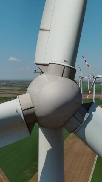 Luchtfoto Van Windturbines Landbouwvelden Windmolens Turbines Die Elektriciteit Opwekken Groene — Stockvideo