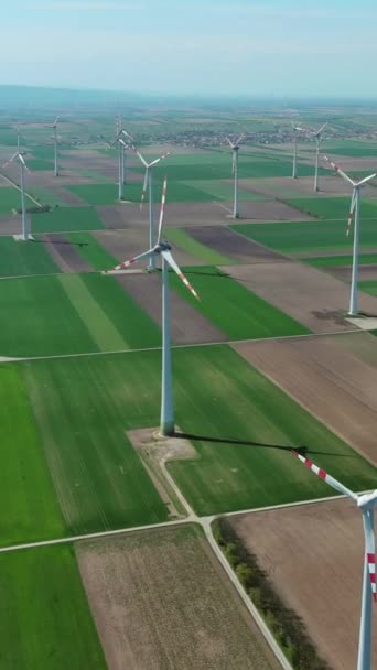 Luftaufnahme Von Windkraftanlagen Und Landwirtschaftlichen Feldern Windmühlen Turbinen Zur Stromerzeugung — Stockvideo