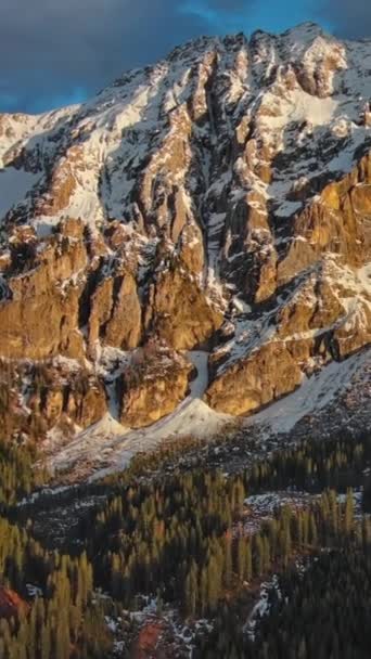 Gün Batımında Kar Altındaki Muhteşem Kayalık Dağların Havadan Görünüşü Dolomitler — Stok video